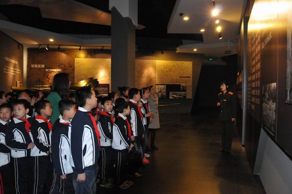 中小学生举行“爱国主义教育专题活动”