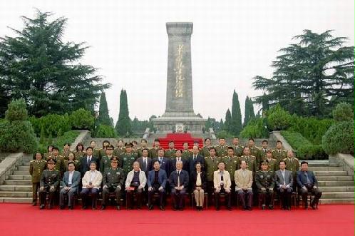 国家军委副主席迟浩田与莱芜战役纪念馆全体员工